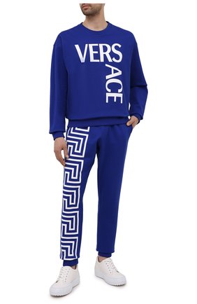 Мужские хлопковые джоггеры VERSACE синего цвета по цене 47450 руб., арт. 1001085/1A00720 | Фото 2 Мужские хлопковые джоггеры VERSACE синего цвета, арт. 1001085/1A00720 | Фото 2