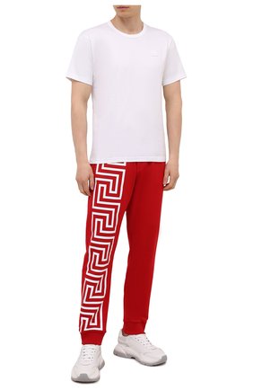 Мужские хлопковые джоггеры VERSACE красного цвета по цене 47450 руб., арт. 1001085/1A00720 | Фото 2 Мужские хлопковые джоггеры VERSACE красного цвета, арт. 1001085/1A00720 | Фото 2 (Материал внешний: Хлопок; Длина (брюки, джинсы): Стандартные; Силуэт М (брюки): Джоггеры; Кросс-КТ: Спорт; Мужское Кросс-КТ: Брюки-трикотаж; Стили: Спорт-шик)