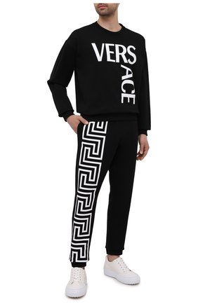 Мужские хлопковые джоггеры VERSACE черного цвета по цене 47450 руб., арт. 1001085/1A00720 | Фото 2 Мужские хлопковые джоггеры VERSACE черного цвета, арт. 1001085/1A00720 | Фото 2