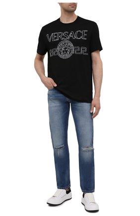 Мужские джинсы VERSACE синего цвета по цене 66750 руб., арт. 1000578/1A00544 | Фото 2 Мужские джинсы VERSACE синего цвета, арт. 1000578/1A00544 | Фото 2 (Материал внешний: Хлопок, Деним; Длина (брюки, джинсы): Стандартные; Силуэт М (брюки): Прямые; Стили: Кэжуэл; Детали: Потертости; Кросс-КТ: Деним)
