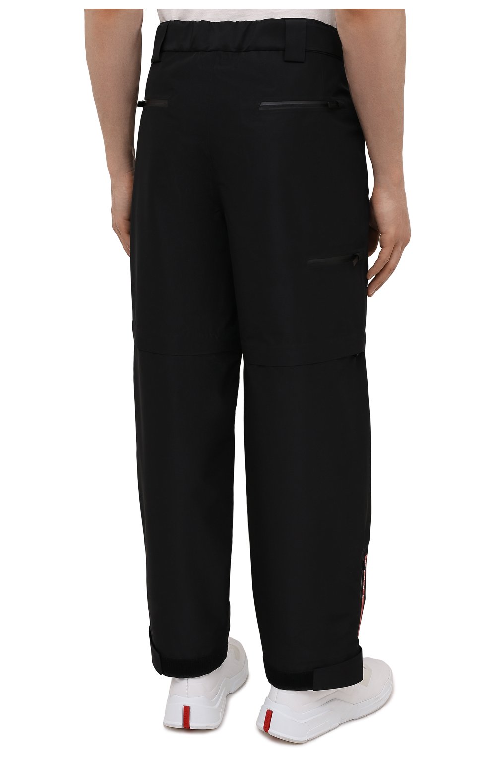 Мужские брюки PRADA черного цвета, арт. SPH55-1V94-F0002-201 | Фото 4 (Длина (брюки, джинсы): Стандартные; Случай: Повседневный; Материал внешний: Синтетический материал; Стили: Кэжуэл)