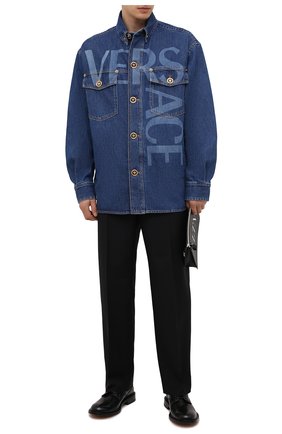 Мужская джинсовая куртка VERSACE синего цвета, арт. A89315/1A00592 | Фото 2 (Материал внешний: Хлопок, Деним; Кросс-КТ: Куртка, Деним; Стили: Кэжуэл; Рукава: Длинные; Длина (верхняя одежда): До середины бедра)