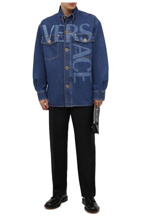 Мужская джинсовая куртка VERSACE синего цвета по цене 145000 руб., арт. A89315/1A00592 | Фото 2 Мужская джинсовая куртка VERSACE синего цвета, арт. A89315/1A00592 | Фото 2 (Материал внешний: Хлопок, Деним; Кросс-КТ: Куртка, Деним; Стили: Кэжуэл; Рукава: Длинные; Длина (верхняя одежда): До середины бедра)