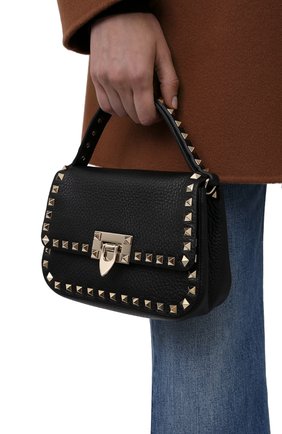Женская сумка rockstud small VALENTINO черного цвета по цене 104500 руб., арт. WW2B0I52/VSF | Фото 2 Женская сумка rockstud small VALENTINO черного цвета, арт. WW2B0I52/VSF | Фото 2 (Ремень/цепочка: На ремешке; Материал: Натуральная кожа; Размер: small; Сумки-технические: Сумки top-handle)