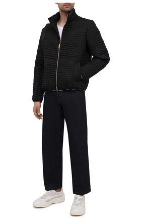 Мужской утепленный бомбер VERSACE черного цвета, арт. A87432/A230630 | Фото 2 (Рукава: Длинные; Материал подклада: Синтетический материал; Материал внешний: Синтетический материал; Длина (верхняя одежда): Короткие; Кросс-КТ: Куртка; Принт: Без принта; Стили: Спорт-шик; Мужское Кросс-КТ: утепленные куртки)