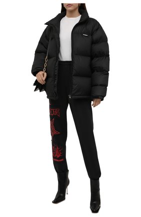 Женская пуховая куртка VETEMENTS черного цвета по цене 181500 руб., арт. UA52JA550B 1324/W | Фото 2 Женская пуховая куртка VETEMENTS черного цвета, арт. UA52JA550B 1324/W | Фото 2