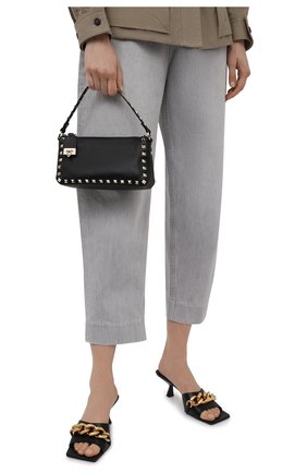 Женская сумка rockstud VALENTINO черного цвета по цене 85300 руб., арт. WW2B0J47/VSF | Фото 2 Женская сумка rockstud VALENTINO черного цвета, арт. WW2B0J47/VSF | Фото 2 (Материал: Натуральная кожа; Сумки-технические: Сумки top-handle, Сумки через плечо; Ремень/цепочка: На ремешке; Размер: small)