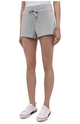 Женские шорты CALVIN KLEIN серого цвета по цене 4995 руб., арт. QS6704E | Фото 3 Женские шорты CALVIN KLEIN серого цвета, арт. QS6704E | Фото 3 (Длина Ж (юбки, платья, шорты): Мини; Материал внешний: Синтетический материал, Хлопок)
