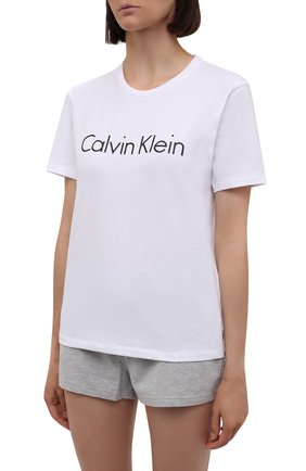 Женская футболка CALVIN KLEIN белого цвета по цене 4995 руб., арт. QS6689E | Фото 3 Женская футболка CALVIN KLEIN белого цвета, арт. QS6689E | Фото 3 (Рукава: Короткие; Материал внешний: Синтетический материал, Хлопок; Длина (для топов): Стандартные; Женское Кросс-КТ: Футболка-белье)