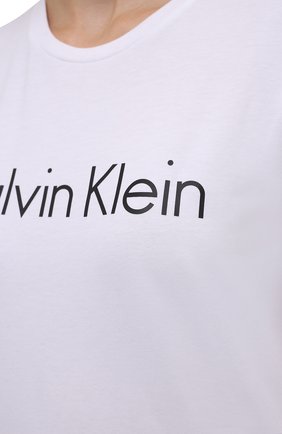 Женская футболка CALVIN KLEIN белого цвета по цене 4995 руб., арт. QS6689E | Фото 5 Женская футболка CALVIN KLEIN белого цвета, арт. QS6689E | Фото 5 (Рукава: Короткие; Материал внешний: Синтетический материал, Хлопок; Длина (для топов): Стандартные; Женское Кросс-КТ: Футболка-белье)