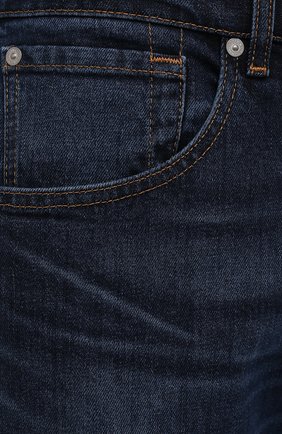 Мужские джинсы 7 FOR ALL MANKIND темно-синего цвета, арт. JS00L390DE | Фото 5 (Силуэт М (брюки): Прямые; Кросс-КТ: Деним; Длина (брюки, джинсы): Стандартные; Материал внешний: Хлопок; Детали: Потертости; Стили: Кэжуэл)