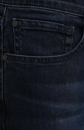 Мужские джинсы 7 FOR ALL MANKIND темно-синего цвета, арт. JSMXR460LL | Фото 5 (Силуэт М (брюки): Прямые; Кросс-КТ: Деним; Длина (брюки, джинсы): Стандартные; Материал внешний: Хлопок; Детали: Потертости; Стили: Кэжуэл)
