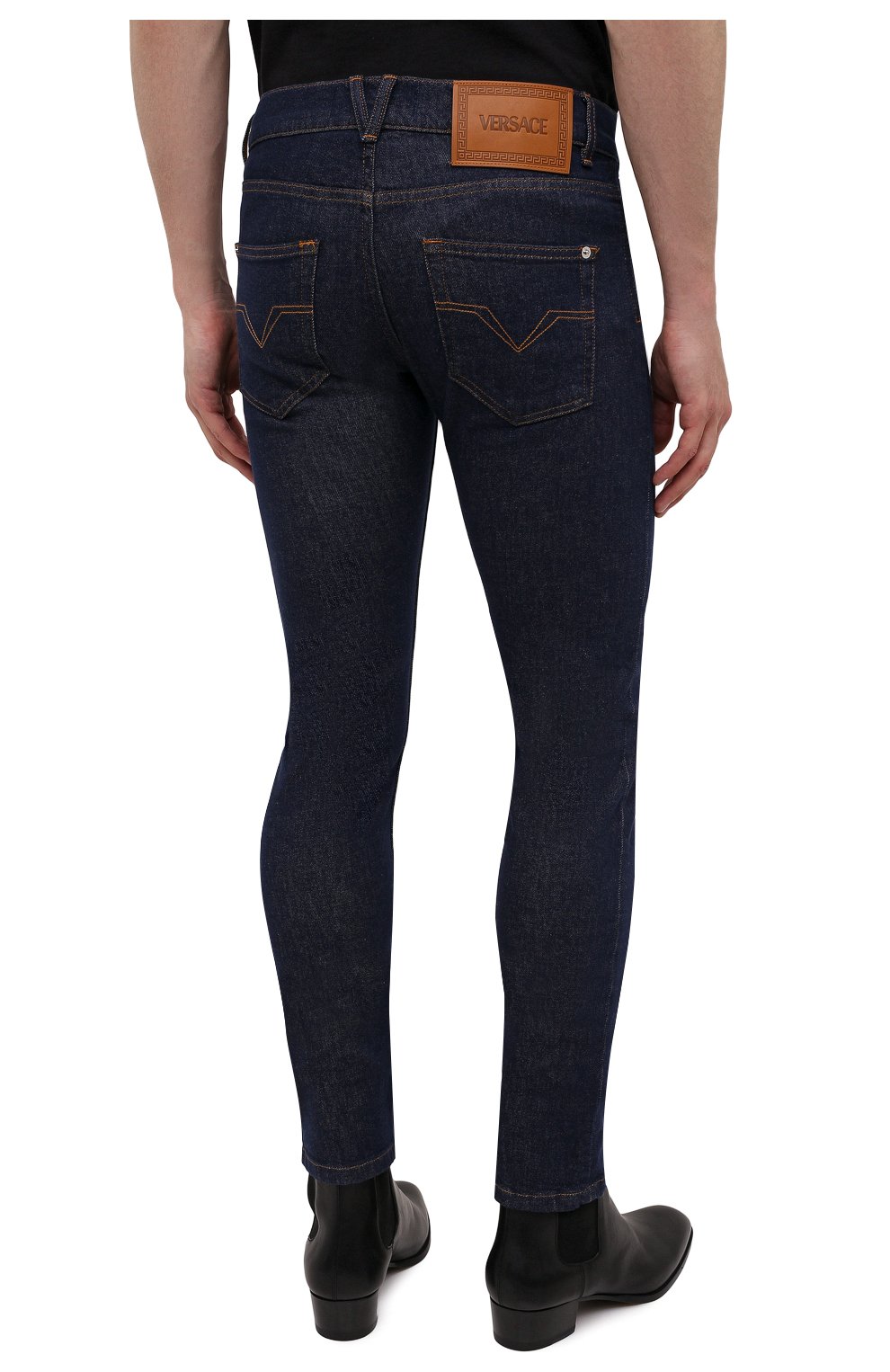 Мужские джинсы VERSACE темно-синего цвета, арт. 1000568/1A00909 | Фото 4 (Силуэт М (брюки): Узкие; Кросс-КТ: Деним; Длина (брюки, джинсы): Стандартные; Стили: Гранж; Материал внешний: Хлопок, Деним)