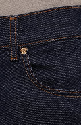 Мужские джинсы VERSACE темно-синего цвета, арт. A81832/1A00909 | Фото 5 (Силуэт М (брюки): Прямые; Кросс-КТ: Деним; Длина (брюки, джинсы): Стандартные; Стили: Гранж; Региональные ограничения белый список (Axapta Mercury): RU; Материал внешний: Хлопок, Деним)