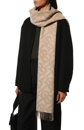 Женский кашемировый шарф BURBERRY бежевого цвета, арт. 8043731 | Фото 2 (Материал: Кашемир, Шерсть, Текстиль)
