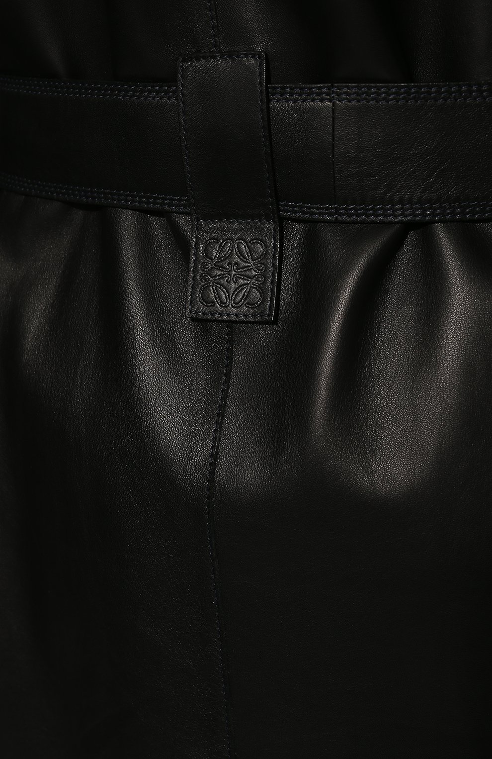 Женское кожаное пальто LOEWE черного цвета, арт. S359Y18L10 | Фото 5 (Рукава: Длинные; Стили: Гламурный; Длина (верхняя одежда): До колена; 1-2-бортные: Однобортные; Материал внешний: Натуральная кожа)