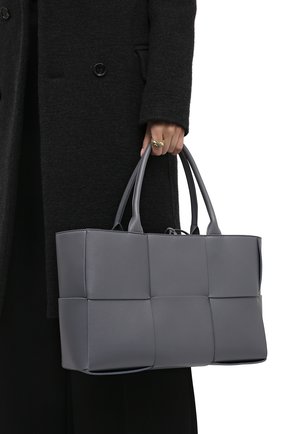 Женский сумка-тоут arco medium BOTTEGA VENETA серого цвета по цене 165000 руб., арт. 609175/VCQC2 | Фото 2 Женский сумка-тоут arco medium BOTTEGA VENETA серого цвета, арт. 609175/VCQC2 | Фото 2 (Сумки-технические: Сумки-шопперы; Материал: Натуральная кожа; Размер: medium)