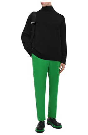 Мужские шерстяные брюки BOTTEGA VENETA зеленого цвета, арт. 659698/VKIV0 | Фото 2 (Материал внешний: Шерсть; Случай: Повседневный; Стили: Минимализм; Длина (брюки, джинсы): Стандартные)