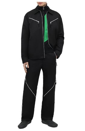 Мужская куртка BOTTEGA VENETA черного цвета, арт. 666543/VKIL0 | Фото 2 (Кросс-КТ: Куртка, Ветровка; Рукава: Длинные; Материал внешний: Синтетический материал; Длина (верхняя одежда): Короткие; Стили: Минимализм)