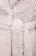 Женская шуба из овчины BLANCHA кремвого цвета, арт. 21041/301/60/LATTE | Фото 5 (Женское Кросс-КТ: Мех; Рукава: Длинные; Стили: Гламурный; Материал внешний: Натуральный мех; Длина (верхняя одежда): До середины бедра)