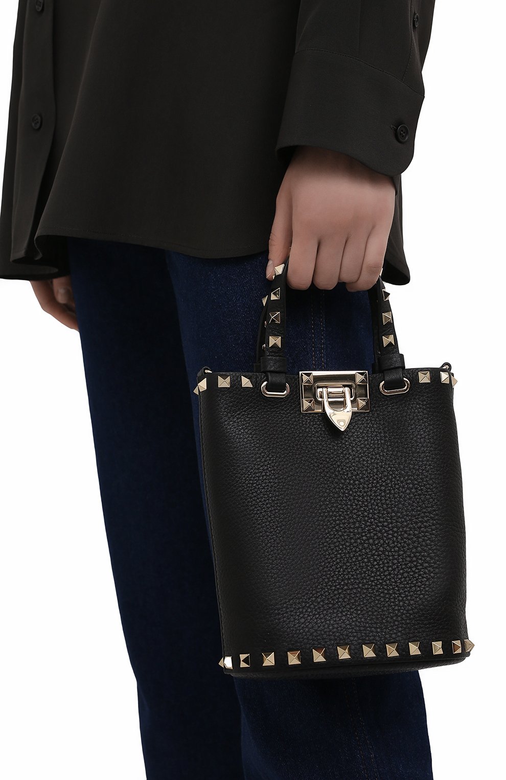 Женская сумка rockstud VALENTINO черного цвета по цене 77450 руб., арт. WW2P0W31/VSH | Фото 2 Женская сумка rockstud VALENTINO черного цвета, арт. WW2P0W31/VSH | Фото 2 (Сумки-технические: Сумки top-handle; Материал: Натуральная кожа; Размер: mini; Ремень/цепочка: На ремешке)