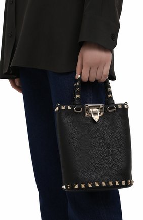 Женская сумка rockstud VALENTINO черного цвета по цене 77450 руб., арт. WW2P0W31/VSH | Фото 2 Женская сумка rockstud VALENTINO черного цвета, арт. WW2P0W31/VSH | Фото 2 (Сумки-технические: Сумки top-handle; Материал: Натуральная кожа; Размер: mini; Ремень/цепочка: На ремешке)