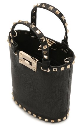 Женская сумка rockstud VALENTINO черного цвета по цене 77450 руб., арт. WW2P0W31/VSH | Фото 4 Женская сумка rockstud VALENTINO черного цвета, арт. WW2P0W31/VSH | Фото 4 (Сумки-технические: Сумки top-handle; Материал: Натуральная кожа; Размер: mini; Ремень/цепочка: На ремешке)