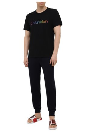 Мужская хлопковая футболка CALVIN KLEIN черного цвета по цене 4750 руб., арт. NM2091E | Фото 2 Мужская хлопковая футболка CALVIN KLEIN черного цвета, арт. NM2091E | Фото 2