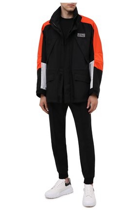 Мужская куртка VALENTINO черного цвета по цене 238500 руб., арт. WV3CJG157G2 | Фото 2 Мужская куртка VALENTINO черного цвета, арт. WV3CJG157G2 | Фото 2 (Материал внешний: Синтетический материал; Рукава: Длинные; Материал подклада: Синтетический материал; Кросс-КТ: Куртка, Ветровка; Стили: Гранж; Длина (верхняя одежда): До середины бедра)