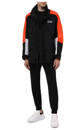 Мужская куртка VALENTINO черного цвета, арт. WV3CJG157G2 | Фото 2 (Материал внешний: Синтетический материал; Рукава: Длинные; Материал подклада: Синтетический материал; Кросс-КТ: Куртка, Ветровка; Стили: Гранж; Длина (верхняя одежда): До середины бедра)