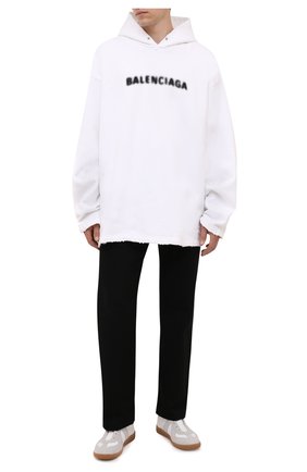 Мужской хлопковое худи BALENCIAGA белого цвета по цене 68700 руб., арт. 661711/TKVD6 | Фото 2 Мужской хлопковое худи BALENCIAGA белого цвета, арт. 661711/TKVD6 | Фото 2 (Материал внешний: Хлопок; Рукава: Длинные; Мужское Кросс-КТ: Худи-одежда; Стили: Спорт-шик; Длина (для топов): Удлиненные; Принт: С принтом)