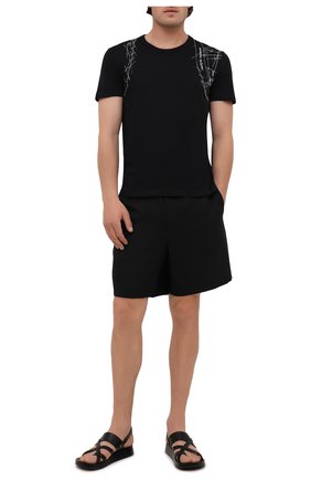 Мужская хлопковая футболка ALEXANDER MCQUEEN черного цвета по цене 32700 руб., арт. 666622/QRZ6A | Фото 2 Мужская хлопковая футболка ALEXANDER MCQUEEN черного цвета, арт. 666622/QRZ6A | Фото 2 (Материал внешний: Хлопок; Длина (для топов): Стандартные; Рукава: Короткие; Стили: Кэжуэл; Принт: С принтом)