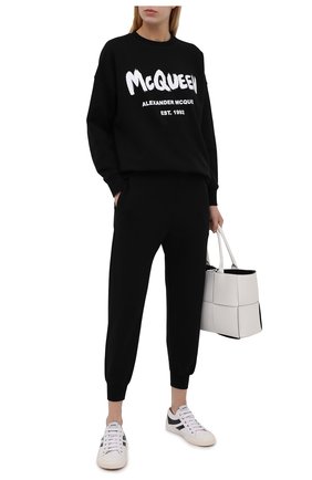 Женский хлопковый свитшот ALEXANDER MCQUEEN черного цвета по цене 43150 руб., арт. 659975/QZADI | Фото 2 Женский хлопковый свитшот ALEXANDER MCQUEEN черного цвета, арт. 659975/QZADI | Фото 2 (Длина (для топов): Стандартные; Материал внешний: Хлопок; Женское Кросс-КТ: Свитшот-одежда; Стили: Спорт-шик; Рукава: Длинные)