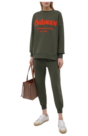 Женский хлопковый свитшот ALEXANDER MCQUEEN хаки цвета по цене 43150 руб., арт. 659975/QZADI | Фото 2 Женский хлопковый свитшот ALEXANDER MCQUEEN хаки цвета, арт. 659975/QZADI | Фото 2 (Длина (для топов): Стандартные; Материал внешний: Хлопок; Женское Кросс-КТ: Свитшот-одежда; Рукава: Длинные; Стили: Спорт-шик)