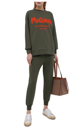 Женские хлопковые джоггеры ALEXANDER MCQUEEN хаки цвета по цене 39950 руб., арт. 658545/QZADI | Фото 2 Женские хлопковые джоггеры ALEXANDER MCQUEEN хаки цвета, арт. 658545/QZADI | Фото 2 (Материал внешний: Хлопок; Женское Кросс-КТ: Джоггеры - брюки; Стили: Кэжуэл; Силуэт Ж (брюки и джинсы): Джоггеры; Длина (брюки, джинсы): Укороченные; Кросс-КТ: Трикотаж)