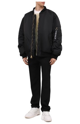 Мужской утепленный бомбер VETEMENTS черного цвета по цене 143500 руб., арт. UA52JA200B 1307/M | Фото 2 Мужской утепленный бомбер VETEMENTS черного цвета, арт. UA52JA200B 1307/M | Фото 2