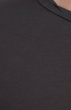 Мужская хлопковый лонгслив JAMES PERSE темно-серого цвета, арт. MKJ3312 | Фото 5 (Рукава: Длинные; Принт: Без принта; Длина (для топов): Стандартные; Материал внешний: Хлопок; Стили: Кэжуэл)