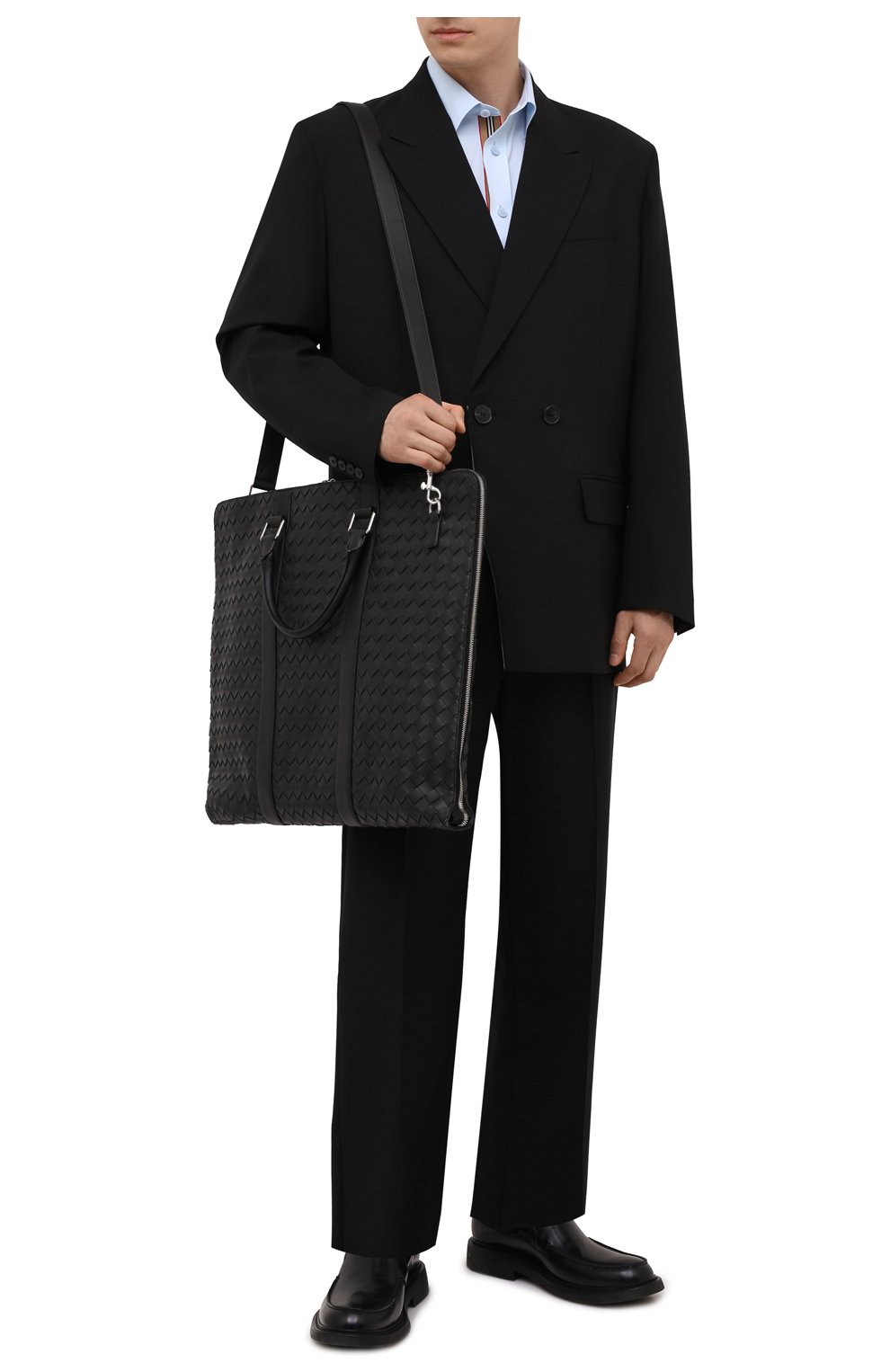 Мужская кожаный кофр BOTTEGA VENETA черного цвета по цене 371000 руб., арт. 658598/V0E51 | Фото 2 Мужская кожаный кофр BOTTEGA VENETA черного цвета, арт. 658598/V0E51 | Фото 2 (Материал: Натуральная кожа; Региональные ограничения белый список (Axapta Mercury): RU; Ремень/цепочка: На ремешке; Размер: large)