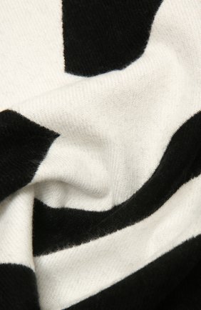 Женский шерстяной шарф BURBERRY черно-белого цвета по цене 24200 руб., арт. 8035524 | Фото 2 Женский шерстяной шарф BURBERRY черно-белого цвета, арт. 8035524 | Фото 2