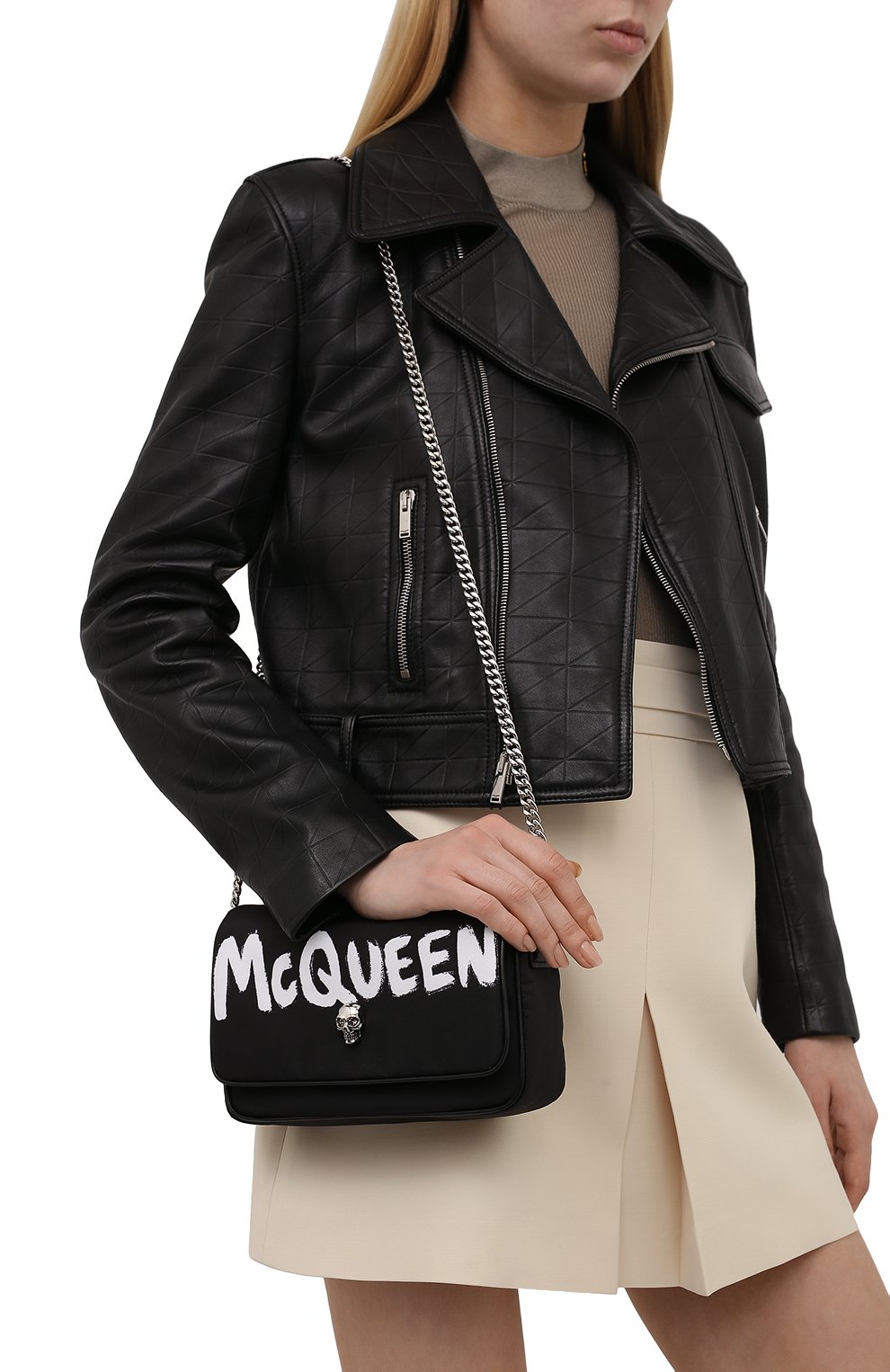 Женская сумка skull ALEXANDER MCQUEEN черного цвета по цене 51350 руб., арт. 666120/16XAB | Фото 2 Женская сумка skull ALEXANDER MCQUEEN черного цвета, арт. 666120/16XAB | Фото 2 (Сумки-технические: Сумки через плечо; Размер: mini; Ремень/цепочка: На ремешке; Материал: Текстиль)