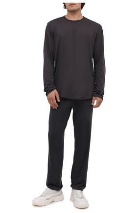 Мужские хлопковые брюки JAMES PERSE темно-серого цвета, арт. MXA1161 | Фото 2 (Материал внешний: Хлопок; Длина (брюки, джинсы): Стандартные; Кросс-КТ: Спорт; Стили: Спорт-шик)