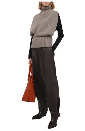 Женские кожаные брюки BOTTEGA VENETA темно-коричневого цвета по цене 317000 руб., арт. 663253/V17B0 | Фото 2 Женские кожаные брюки BOTTEGA VENETA темно-коричневого цвета, арт. 663253/V17B0 | Фото 2 (Длина (брюки, джинсы): Стандартные; Женское Кросс-КТ: Замша и кожа, Брюки-одежда; Стили: Кэжуэл; Силуэт Ж (брюки и джинсы): Прямые; Материал внешний: Натуральная кожа)