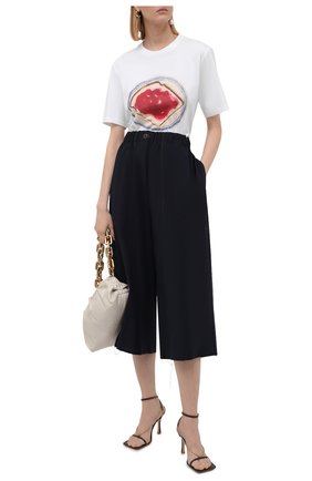 Женская хлопковая футболка LOEWE белого цвета по цене 34900 руб., арт. S359333XCH | Фото 2 Женская хлопковая футболка LOEWE белого цвета, арт. S359333XCH | Фото 2 (Длина (для топов): Стандартные; Материал внешний: Хлопок; Рукава: Короткие; Стили: Спорт-шик; Женское Кросс-КТ: Футболка-одежда; Принт: С принтом)