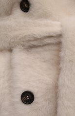 Женская шуба из овчины BRUNELLO CUCINELLI кремвого цвета, арт. MPMRA9686 | Фото 5 (Рукава: Длинные; Материал внешний: Натуральный мех; Длина (верхняя одежда): Длинные; Стили: Кэжуэл)
