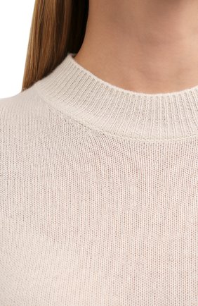 Женский кашемировый пуловер THE ROW кремвого цвета, арт. 5682F377 | Фото 5 (Материал внешний: Шерсть, Кашемир; Рукава: Короткие; Длина (для топов): Стандартные; Женское Кросс-КТ: Пуловер-одежда; Стили: Кэжуэл)