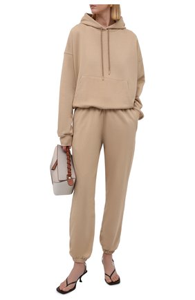 Женский хлопковое худи WARDROBE.NYC бежевого цвета по цене 33600 руб., арт. W1012R03 | Фото 2 Женский хлопковое худи WARDROBE.NYC бежевого цвета, арт. W1012R03 | Фото 2 (Материал внешний: Хлопок; Женское Кросс-КТ: Худи-одежда; Стили: Спорт-шик; Рукава: Длинные; Длина (для топов): Стандартные)