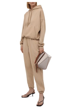 Женские хлопковые джоггеры WARDROBE.NYC бежевого цвета по цене 25200 руб., арт. W2005R02 | Фото 2 Женские хлопковые джоггеры WARDROBE.NYC бежевого цвета, арт. W2005R02 | Фото 2 (Материал внешний: Хлопок; Женское Кросс-КТ: Джоггеры - брюки; Стили: Спорт-шик; Силуэт Ж (брюки и джинсы): Джоггеры)