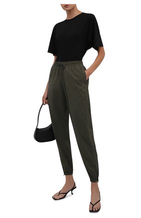 Женские джоггеры WARDROBE.NYC хаки цвета по цене 33600 руб., арт. W2007R03 | Фото 2 Женские джоггеры WARDROBE.NYC хаки цвета, арт. W2007R03 | Фото 2 (Длина (брюки, джинсы): Стандартные; Материал подклада: Синтетический материал; Материал внешний: Синтетический материал; Женское Кросс-КТ: Джоггеры - брюки; Стили: Спорт-шик; Силуэт Ж (брюки и джинсы): Джоггеры)