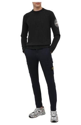Мужские хлопковые брюки-карго STONE ISLAND темно-синего цвета, арт. 7515318L1 | Фото 2 (Материал внешний: Хлопок; Длина (брюки, джинсы): Стандартные; Силуэт М (брюки): Карго; Случай: Повседневный; Стили: Кэжуэл)