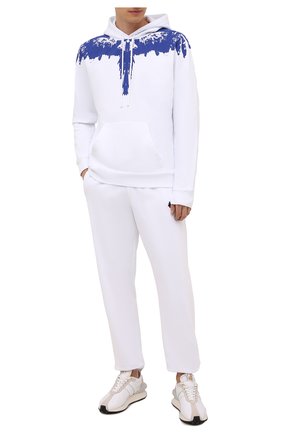 Мужской хлопковое худи MARCELO BURLON белого цвета по цене 44050 руб., арт. CMBB007F21FLE004 | Фото 2 Мужской хлопковое худи MARCELO BURLON белого цвета, арт. CMBB007F21FLE004 | Фото 2 (Рукава: Длинные; Длина (для топов): Стандартные; Материал внешний: Хлопок; Мужское Кросс-КТ: Худи-одежда; Принт: Без принта, С принтом; Стили: Спорт-шик)